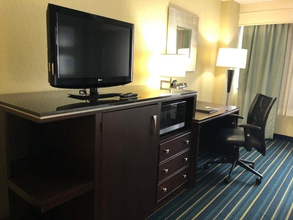 Crowne Plaza Virginia Beach-norfolk By Ihg Hotel Virginia Beach