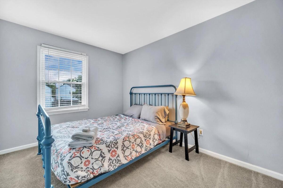 Comfy King Bed Close To Everything Holiday home Virginia Beach