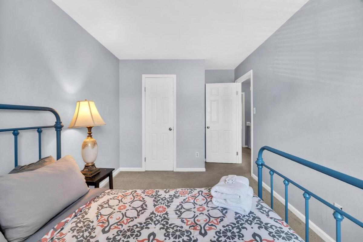 Comfy King Bed Close To Everything Holiday home Virginia Beach