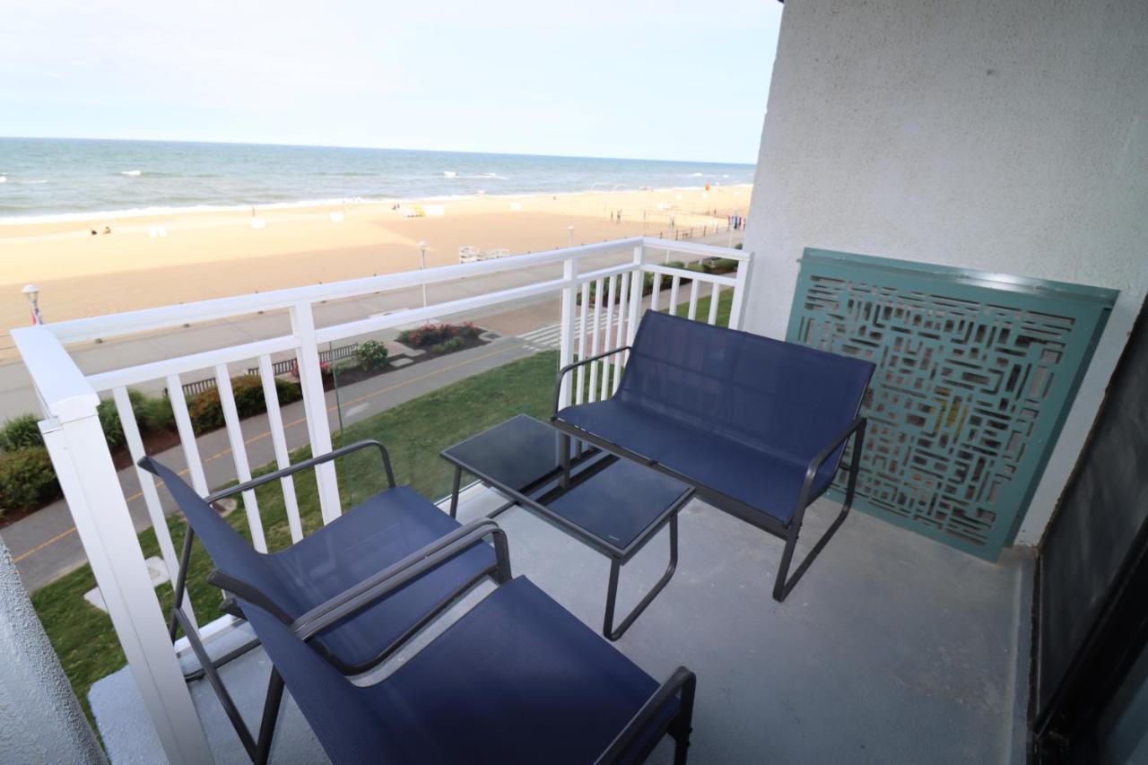 Oceanfront Beach, Sky, & Dolphins Apartment