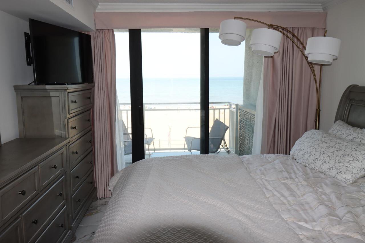 Oceanfront Beach, Sky, & Dolphins Apartment Virginia Beach