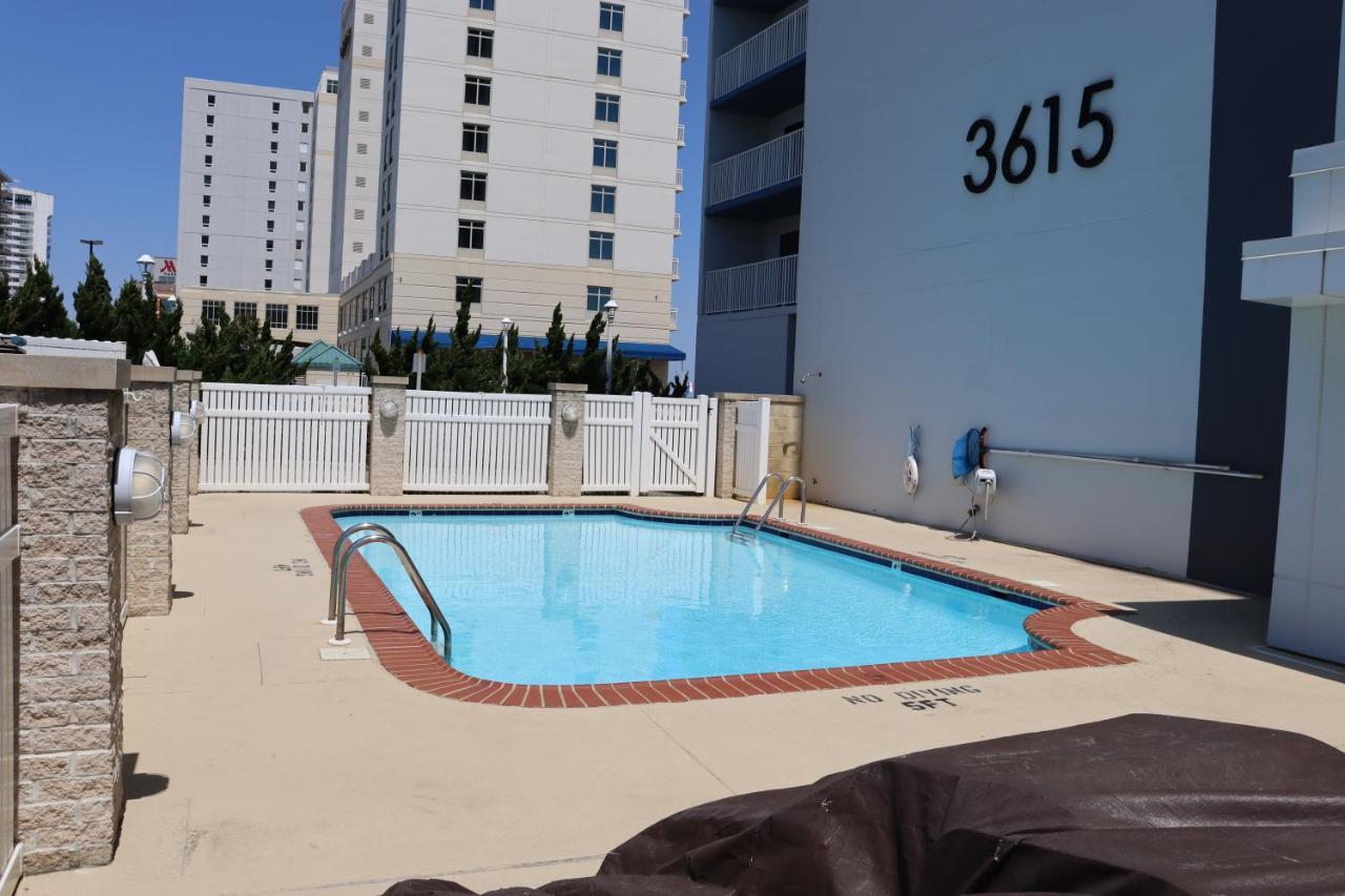 Apartment Oceanfront Beach, Sky, & Dolphins