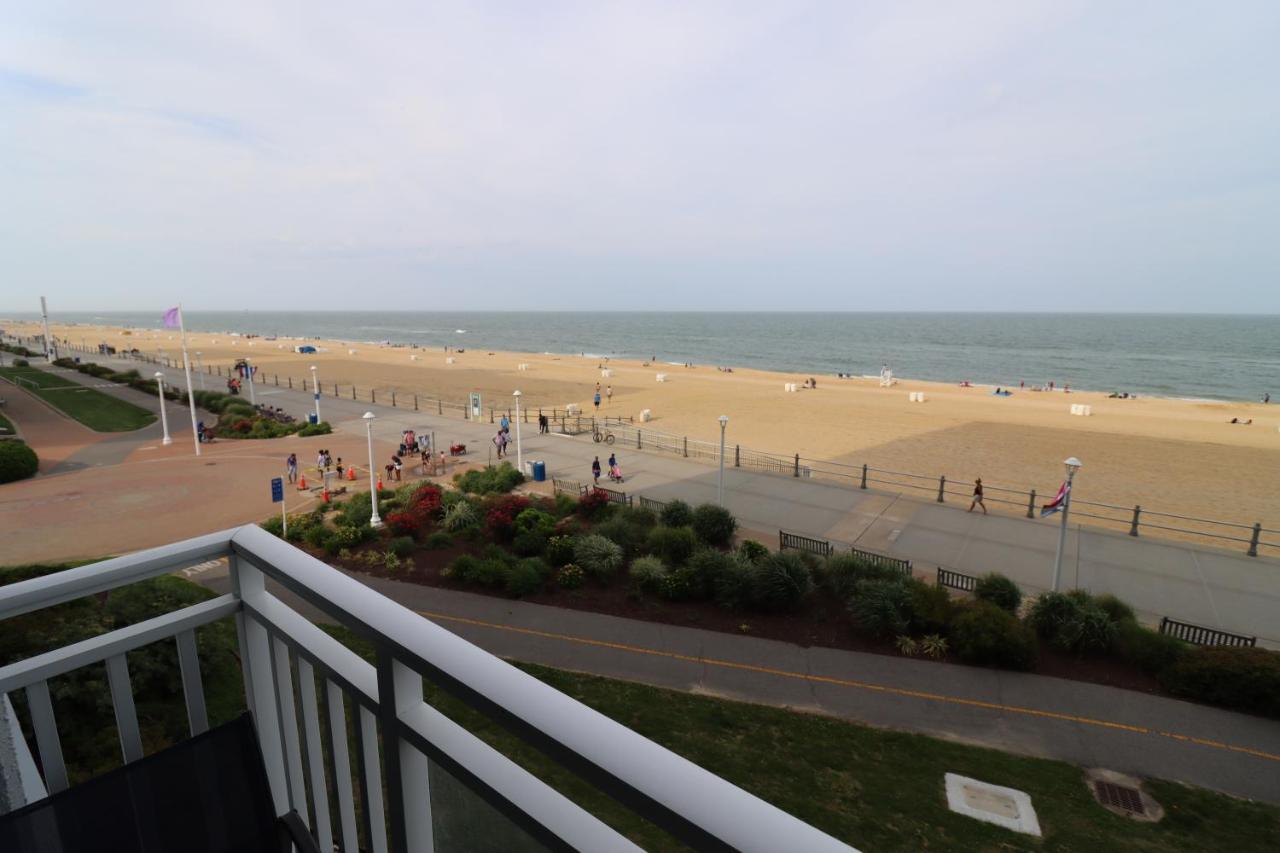 Apartment Oceanfront Beach, Sky, & Dolphins *