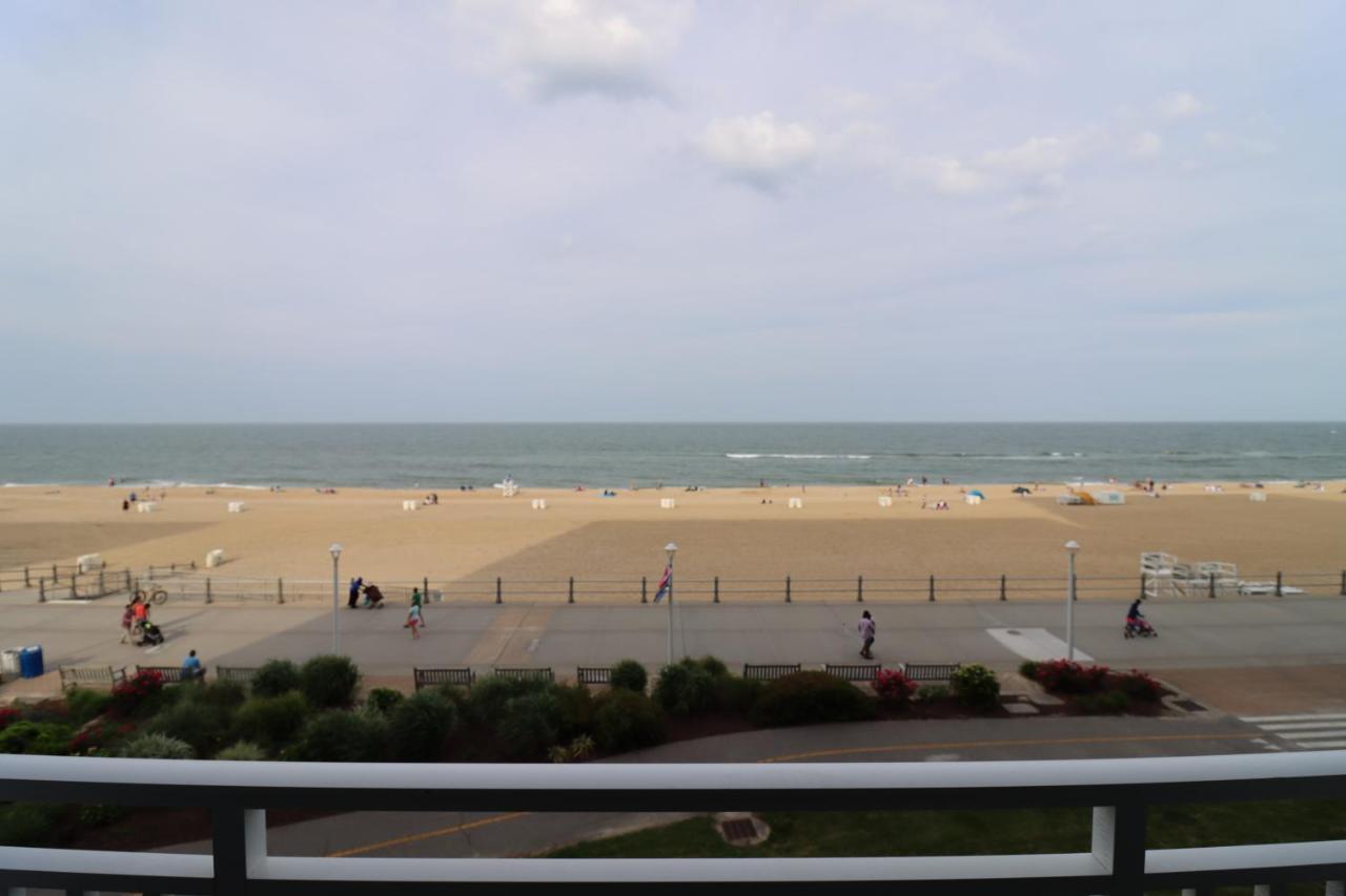 Oceanfront Beach, Sky, & Dolphins Apartment *