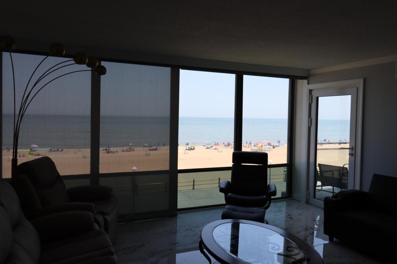 Apartment Oceanfront Beach, Sky, & Dolphins *