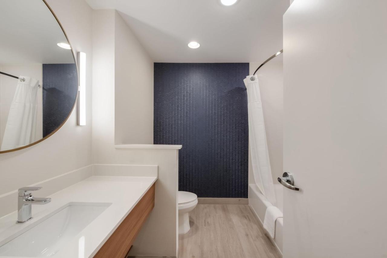 Hotel Fairfield By Marriott & Virginia Town Center 2*