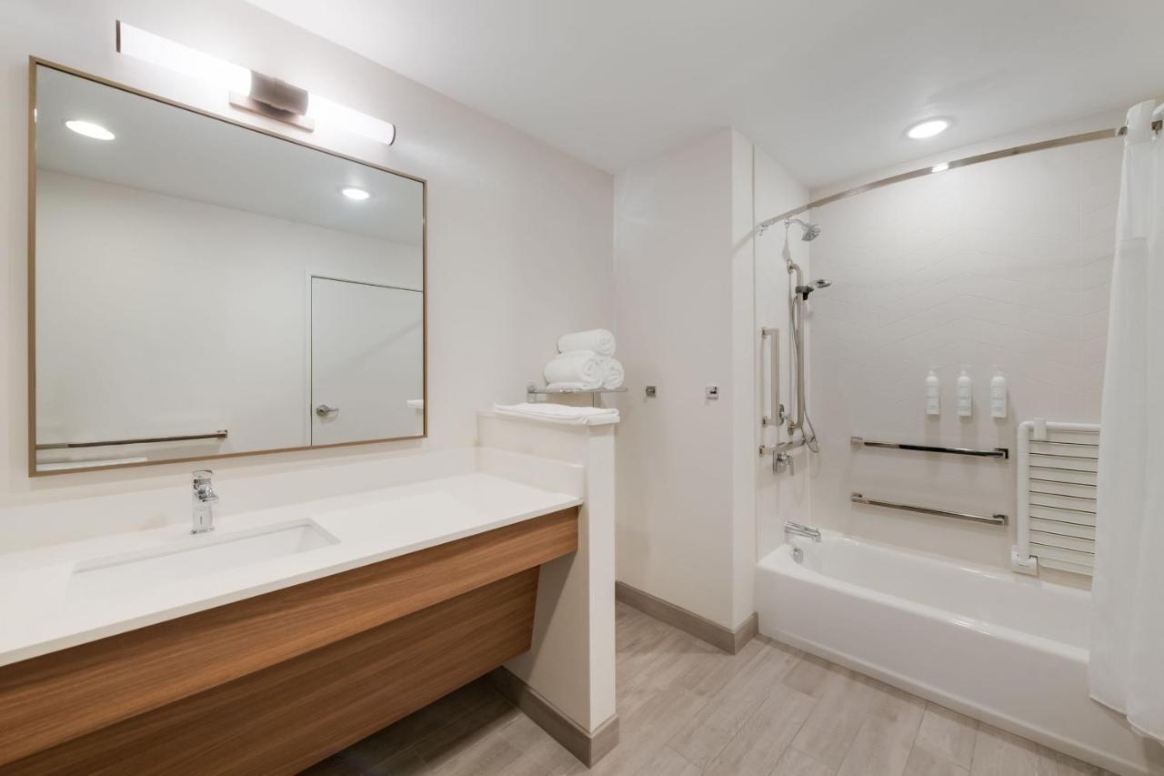 Fairfield By Marriott & Virginia Town Center Hotel Virginia Beach