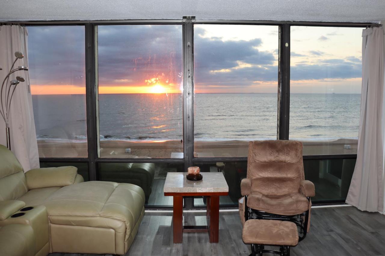 Oceanfront Beach, Sky, & Dolphins Apartment