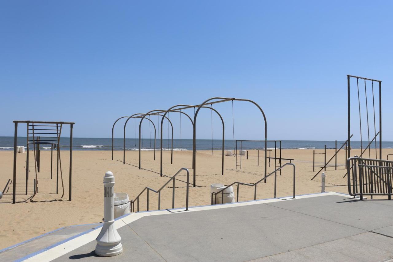 Oceanfront Beach, Sky, & Dolphins Apartment *
