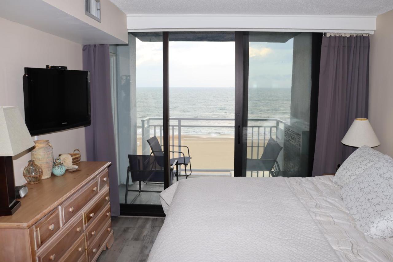 Oceanfront Beach, Sky, & Dolphins Apartment Virginia Beach