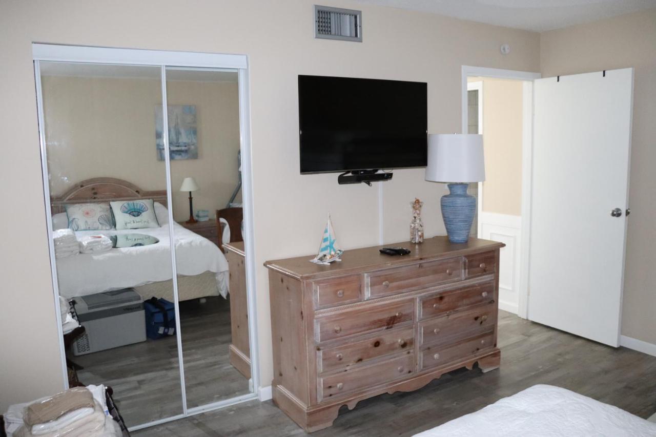 Oceanfront Beach, Sky, & Dolphins Apartment Virginia Beach