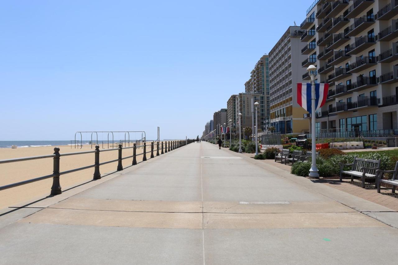 Oceanfront Beach, Sky, & Dolphins Apartment