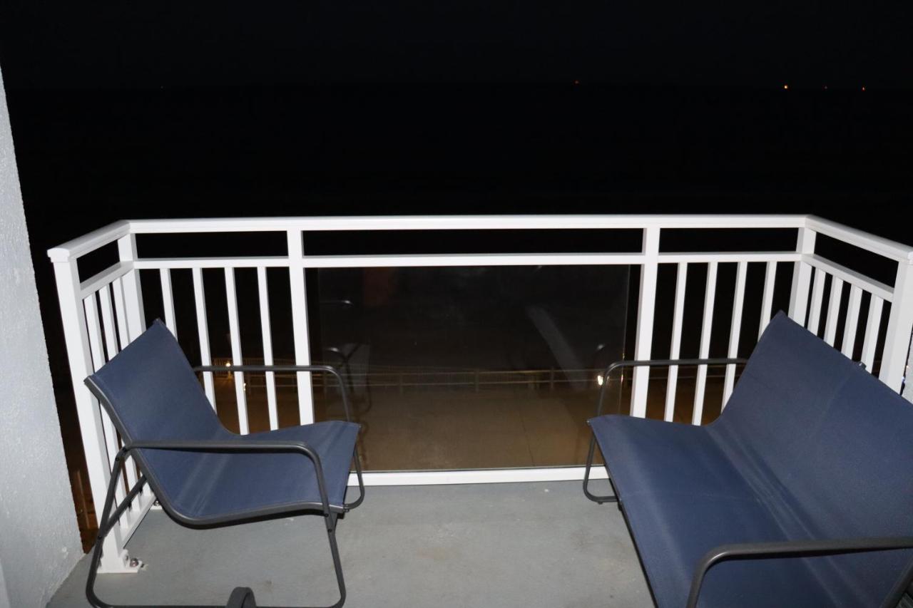 Apartment Oceanfront Beach, Sky, & Dolphins Virginia Beach