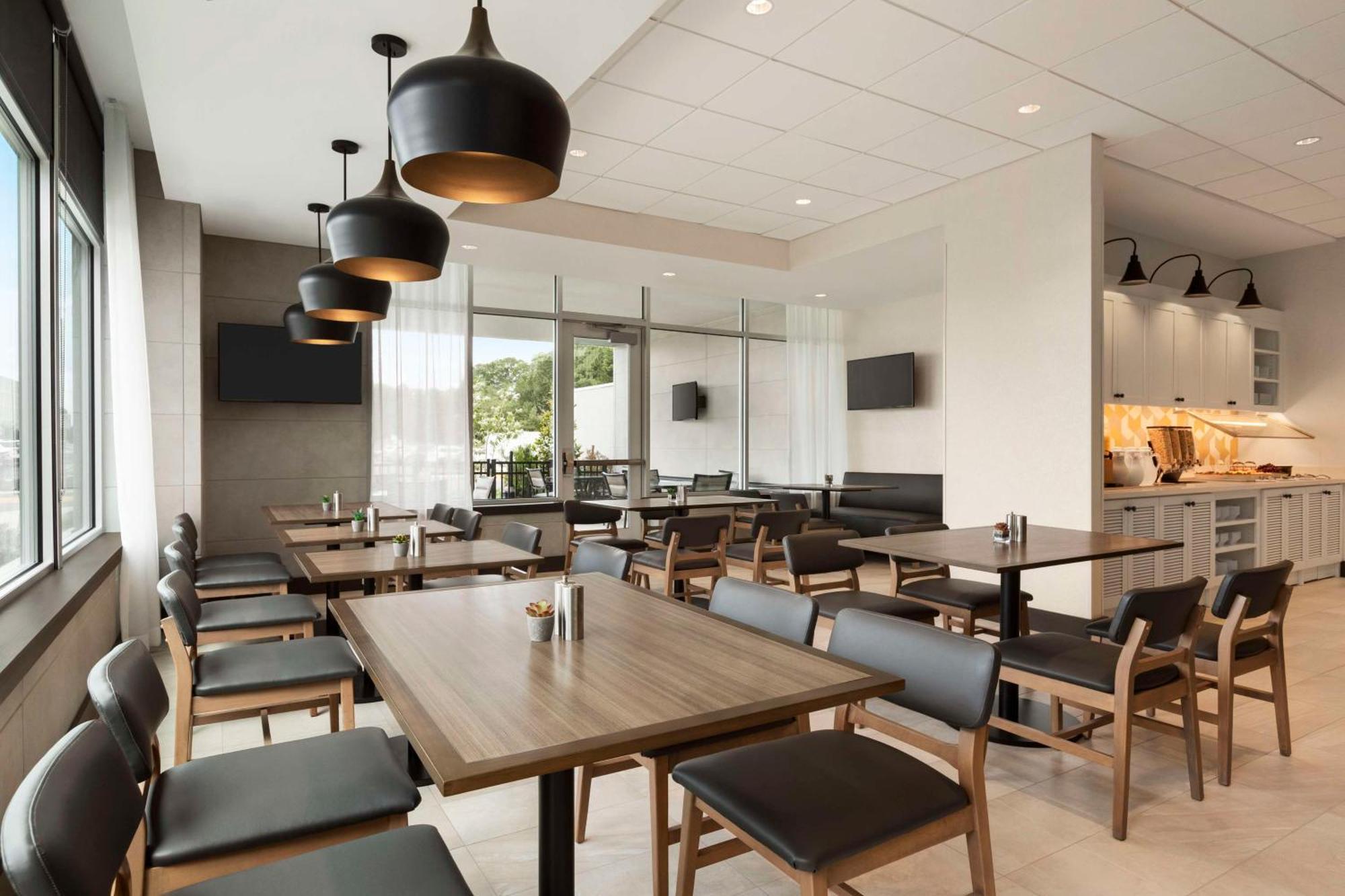 Hyatt Place Virginia Town Center Hotel 3*