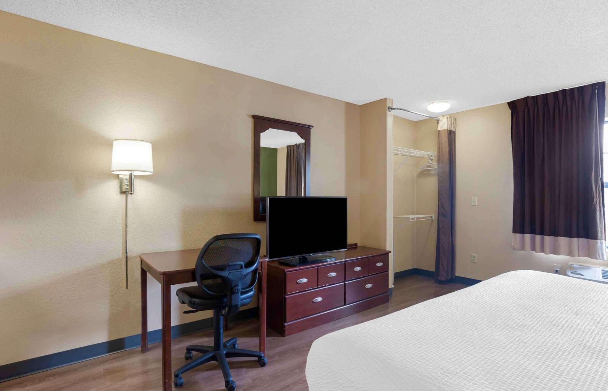 Extended America - - Independence Blvd 2*