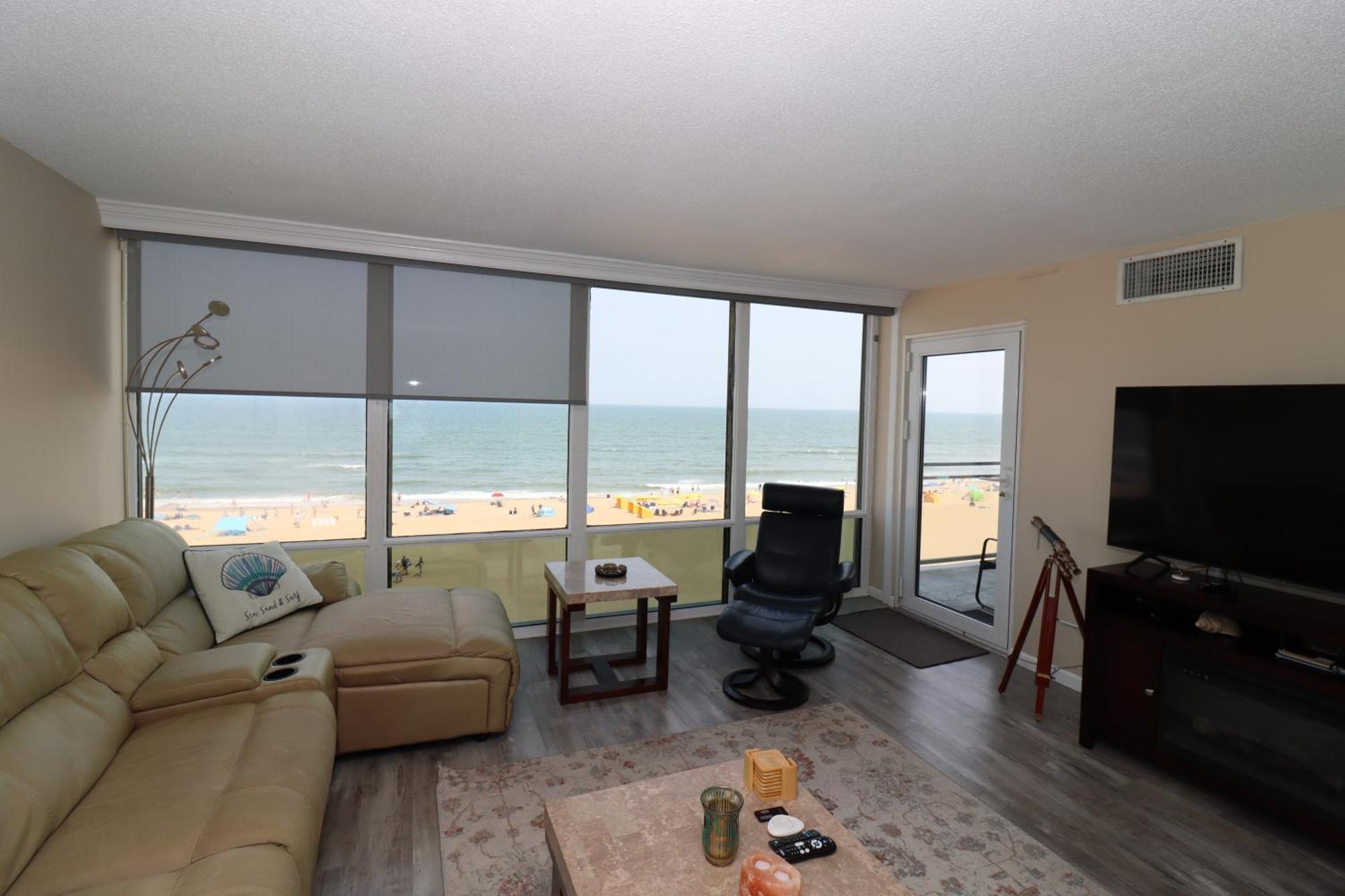 Apartment Oceanfront Beach, Sky, & Dolphins