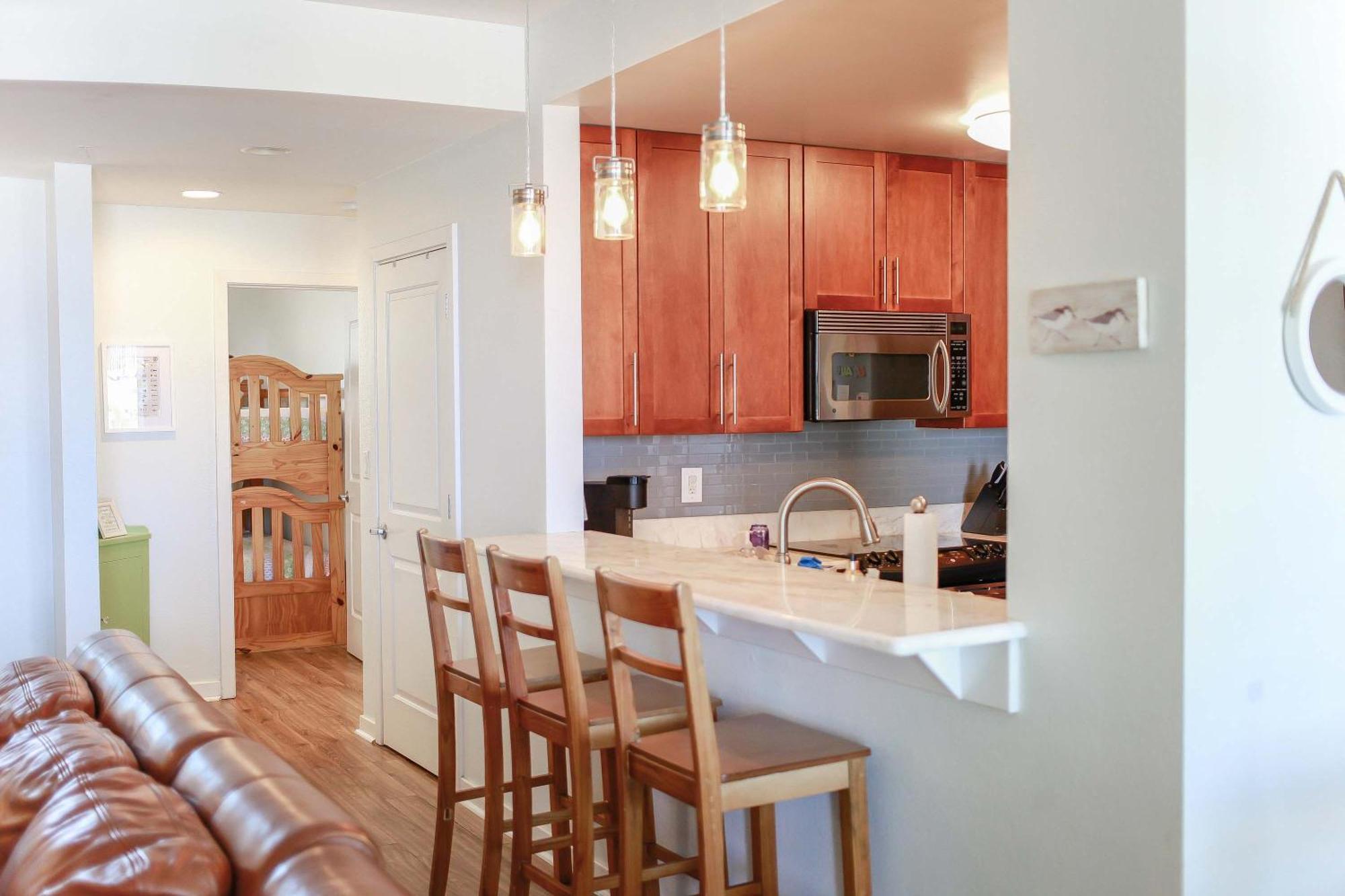 Apartment Sojourns Views & Pool Family Sleeps 9 *