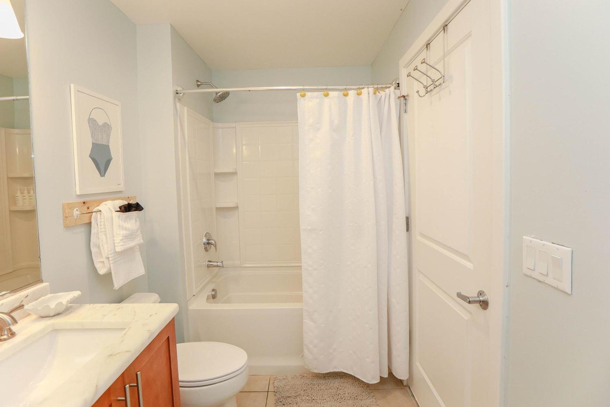 Apartment Sojourns Views & Pool Family Sleeps 9 *