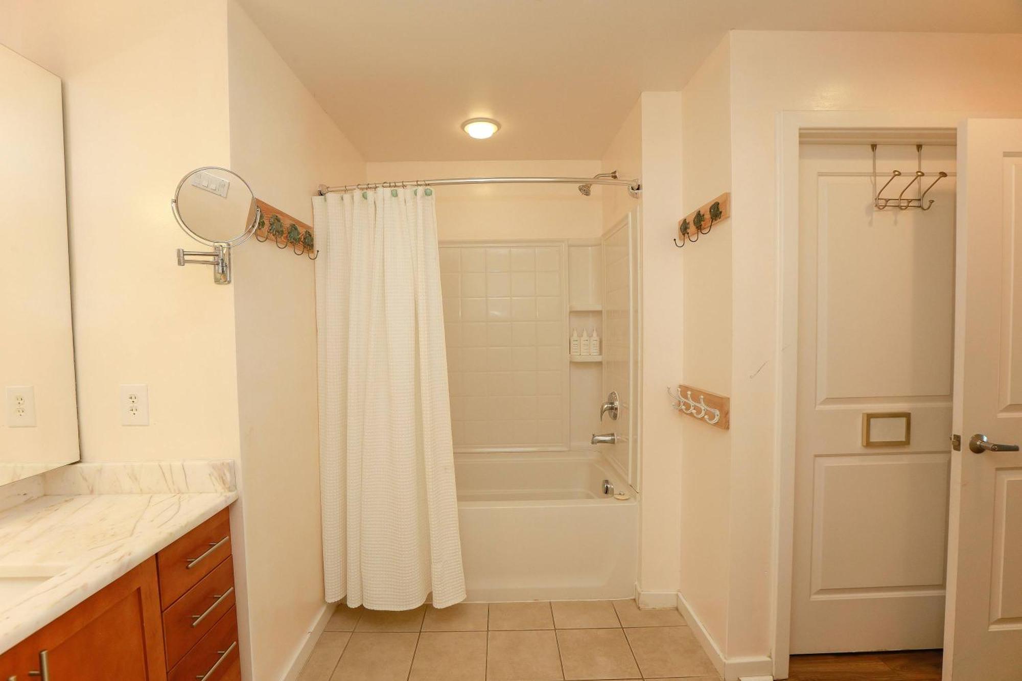 Apartment Sojourns Views & Pool Family Sleeps 9