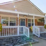 Cheerful 2 Bedroom Home Near Virginia Wesleyan