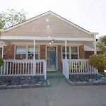 Cheerful 2 Bedroom Home Near Virginia Wesleyan
