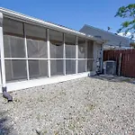 Cheerful 2 Bedroom Home Near Virginia Wesleyan