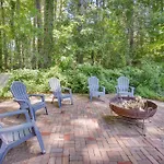 Virginia Beach Apt With Pool And Fire Pit Access!