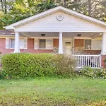 Pet-Friendly Norfolk Retreat About 7 Mi To Beach!
