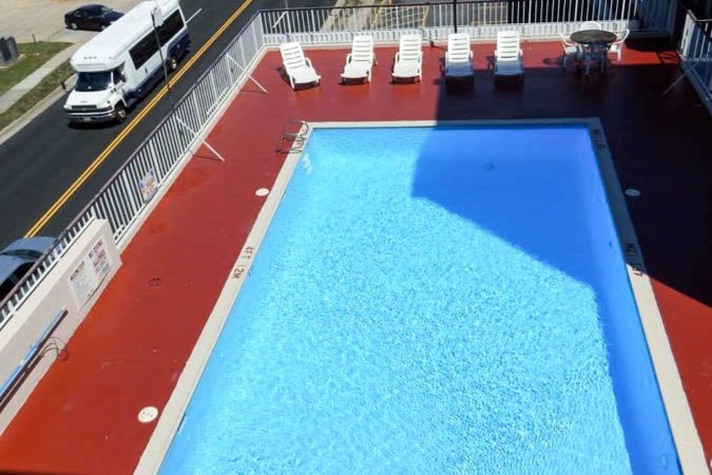 Red Roof & Virginia - Seaside Motel Virginia Beach