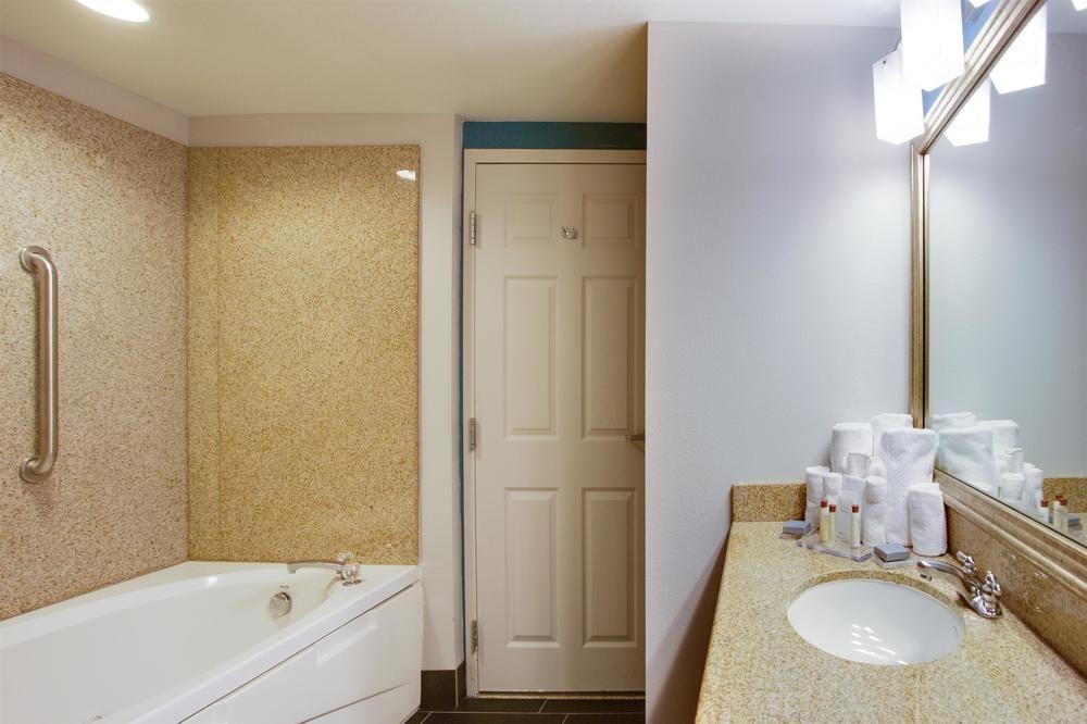 Fairfield & By Marriott Virginia Beach/norfolk Airport 2*
