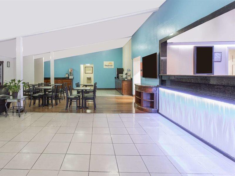 Hotel Days By Wyndham Virginia Town Center 2*