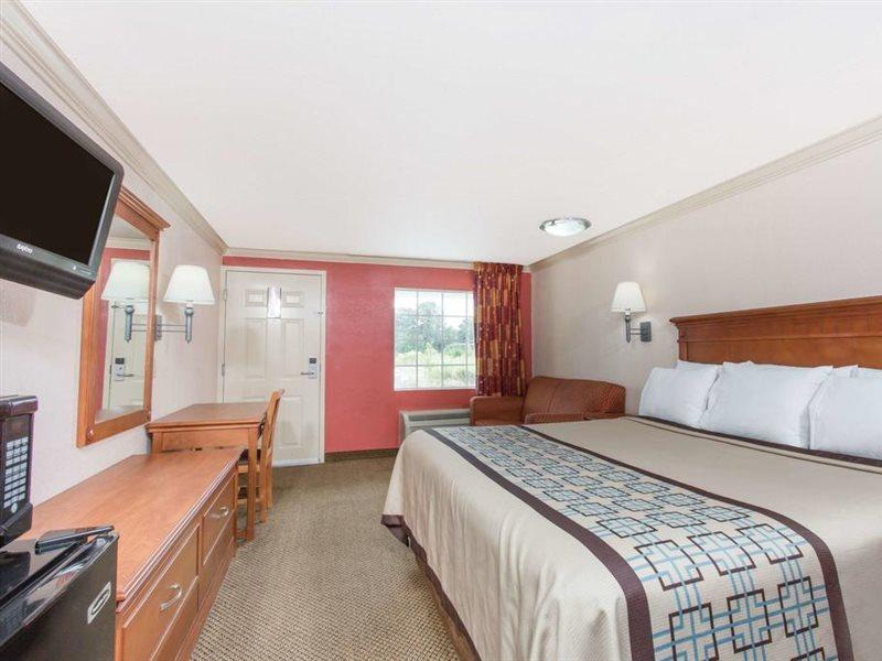 Days By Wyndham Virginia Town Center Hotel