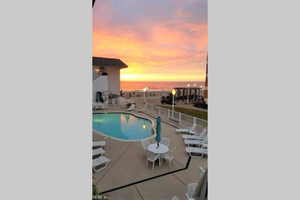 Apartment Renovated, Oceanfront Building, Boardwalk, Pool, Beach, 4 People, Cozy Studio Unit, Walk Right Out No Elevator, Kitchen, Restaurant