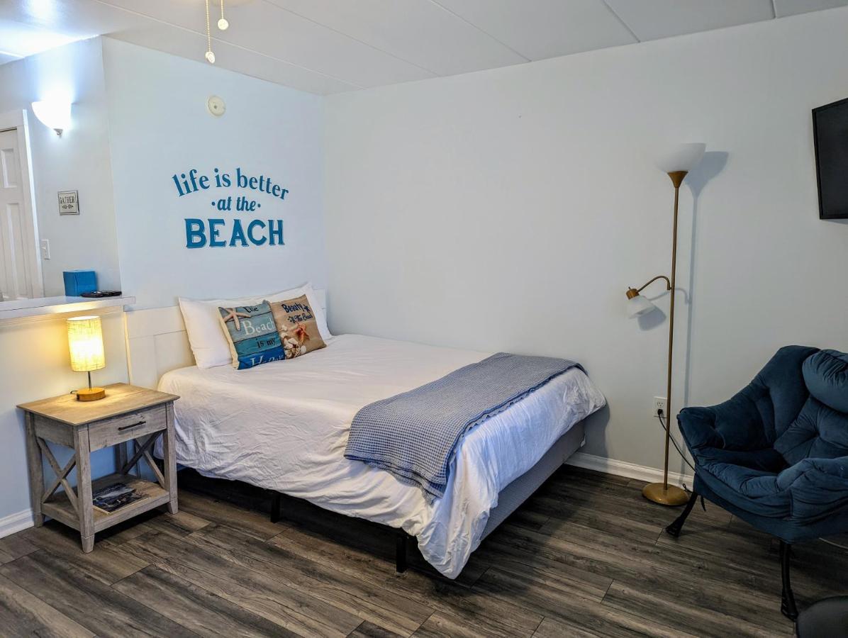 Renovated, Oceanfront Building, Boardwalk, Pool, Beach, 4 People, Cozy Studio Unit, Walk Right Out No Elevator, Kitchen, Restaurant *