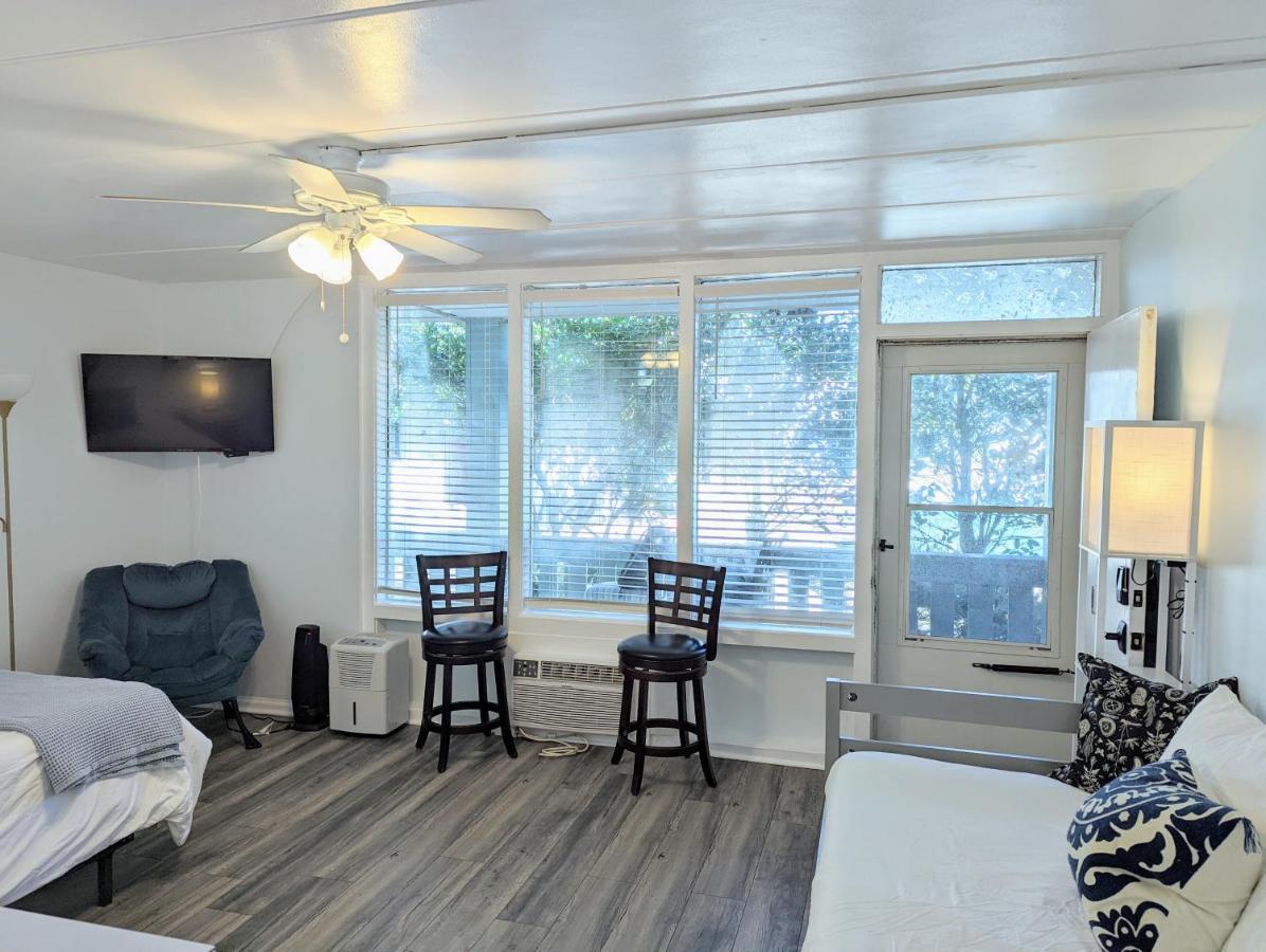 Apartment Renovated, Oceanfront Building, Boardwalk, Pool, Beach, 4 People, Cozy Studio Unit, Walk Right Out No Elevator, Kitchen, Restaurant