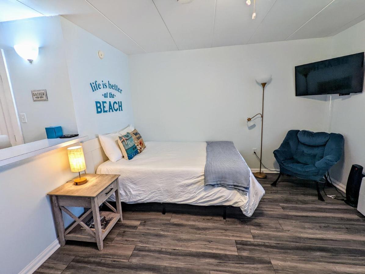 Renovated, Oceanfront Building, Boardwalk, Pool, Beach, 4 People, Cozy Studio Unit, Walk Right Out No Elevator, Kitchen, Restaurant Apartment Virginia Beach