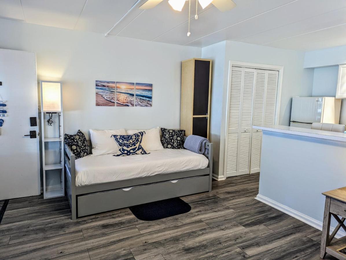 Renovated, Oceanfront Building, Boardwalk, Pool, Beach, 4 People, Cozy Studio Unit, Walk Right Out No Elevator, Kitchen, Restaurant *