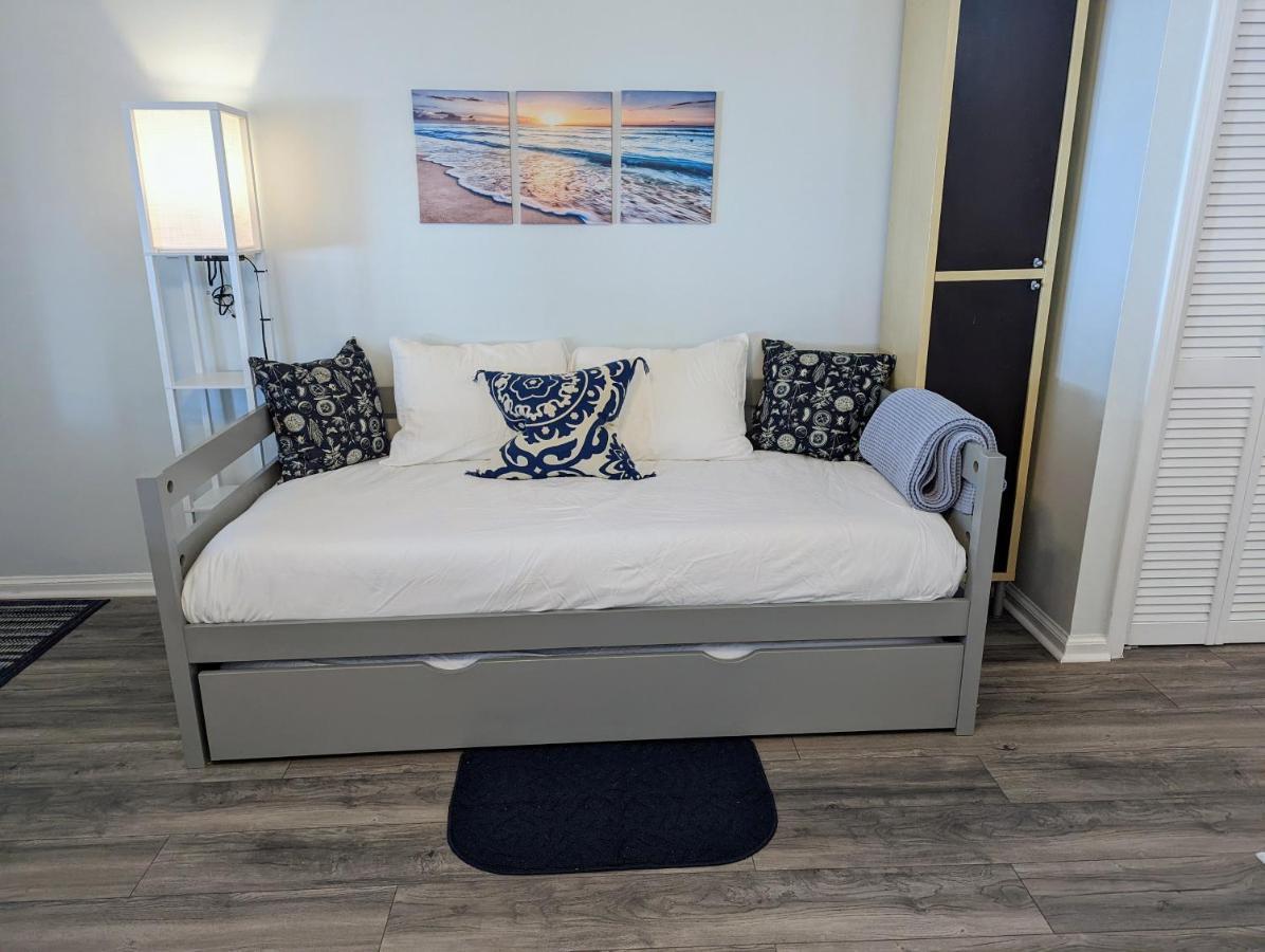 Renovated, Oceanfront Building, Boardwalk, Pool, Beach, 4 People, Cozy Studio Unit, Walk Right Out No Elevator, Kitchen, Restaurant *
