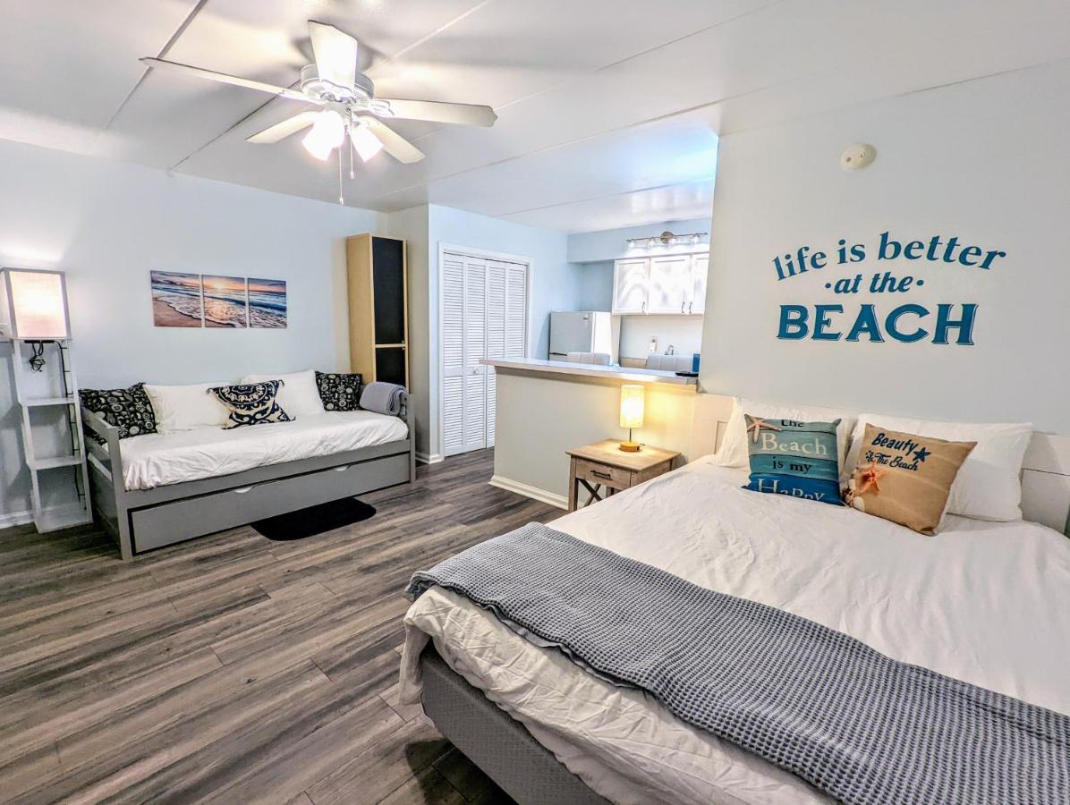 Renovated, Oceanfront Building, Boardwalk, Pool, Beach, 4 People, Cozy Studio Unit, Walk Right Out No Elevator, Kitchen, Restaurant Apartment Virginia Beach