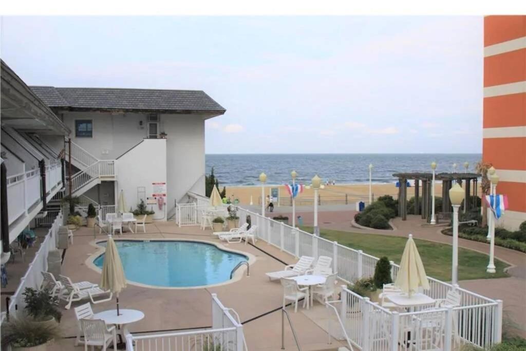 Apartment Renovated, Oceanfront Building, Boardwalk, Pool, Beach, 4 People, Cozy Studio Unit, Walk Right Out No Elevator, Kitchen, Restaurant *