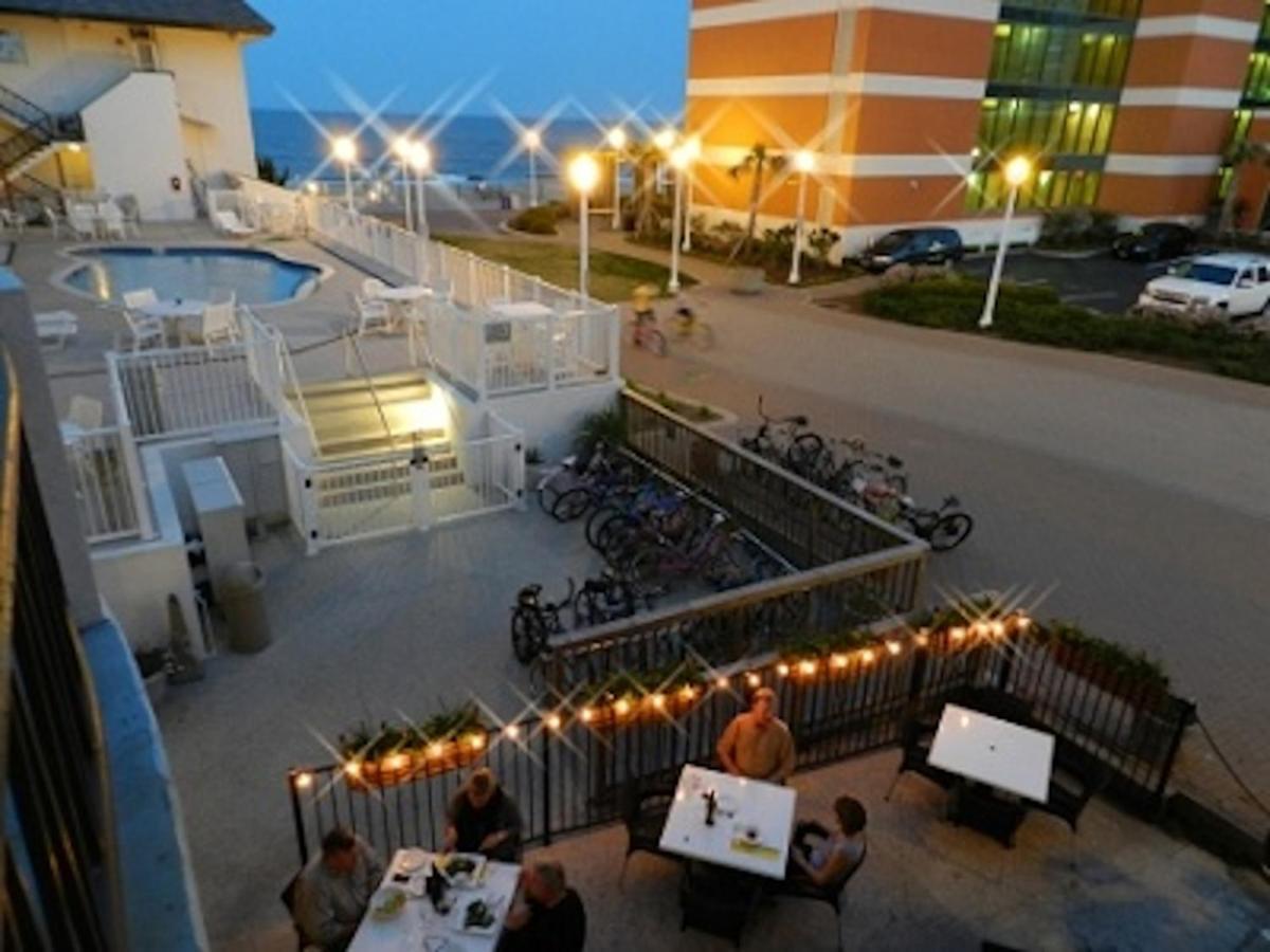 Renovated, Oceanfront Building, Boardwalk, Pool, Beach, 4 People, Cozy Studio Unit, Walk Right Out No Elevator, Kitchen, Restaurant Apartment *