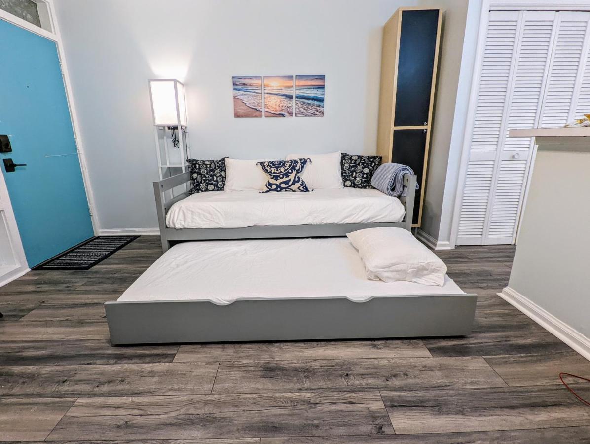 Renovated, Oceanfront Building, Boardwalk, Pool, Beach, 4 People, Cozy Studio Unit, Walk Right Out No Elevator, Kitchen, Restaurant Apartment Virginia Beach