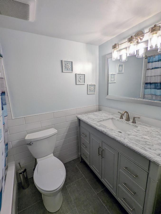 Apartment Renovated, Oceanfront Building, Boardwalk, Pool, Beach, 4 People, Cozy Studio Unit, Walk Right Out No Elevator, Kitchen, Restaurant Virginia Beach