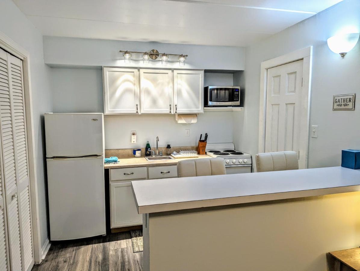 Apartment Renovated, Oceanfront Building, Boardwalk, Pool, Beach, 4 People, Cozy Studio Unit, Walk Right Out No Elevator, Kitchen, Restaurant