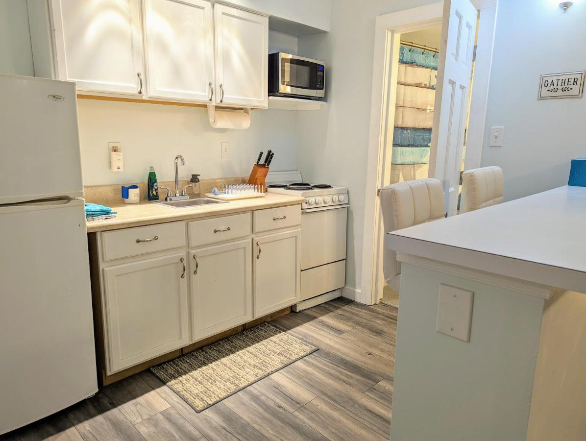 Apartment Renovated, Oceanfront Building, Boardwalk, Pool, Beach, 4 People, Cozy Studio Unit, Walk Right Out No Elevator, Kitchen, Restaurant *