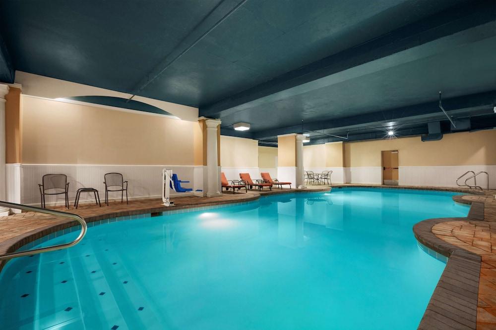 Hotel Country & By Radisson, Virginia Oceanfront , Va