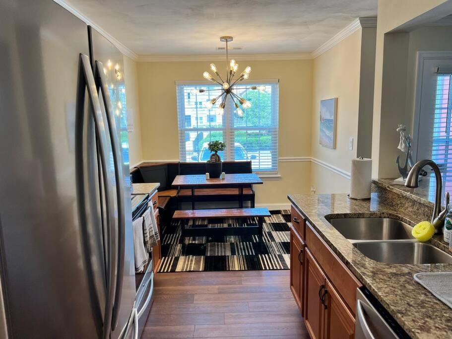 2 Brand New King Size Beds 2 Full Baths Condo! *