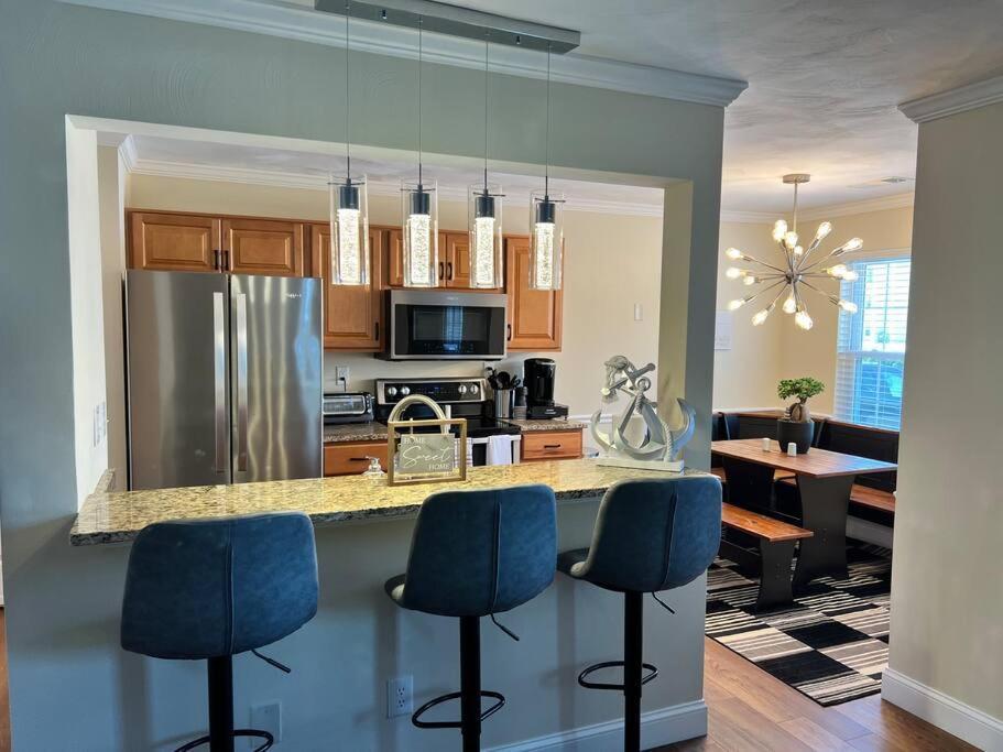 2 Brand New King Size Beds 2 Full Baths Condo! * Virginia Beach