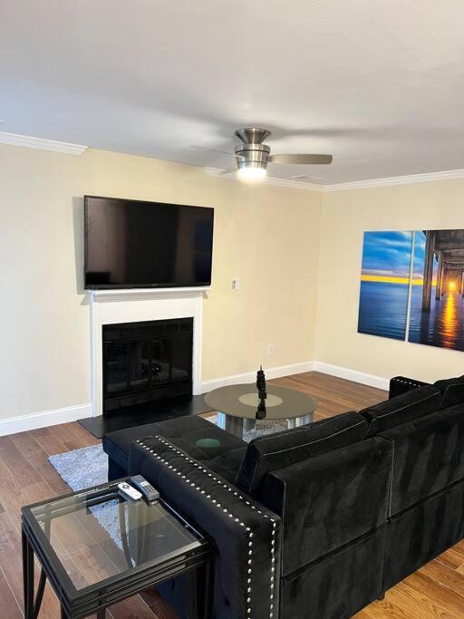 2 Brand New King Size Beds 2 Full Baths Condo! Apartment