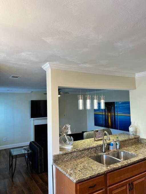 2 Brand New King Size Beds 2 Full Baths Condo! Apartment